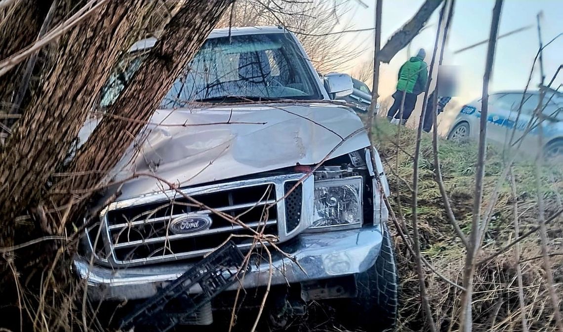 Z ponad trzema promilami siał postrach na drodze w Mszanie Górnej. Wylądował w rowie