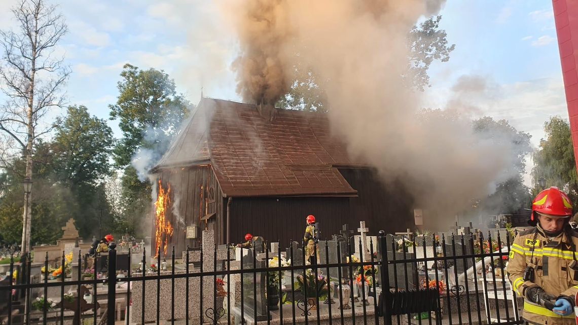 Na zdjęciu zabytkowy kościółek w Nowym Sączu podczas akcji gaśniczej