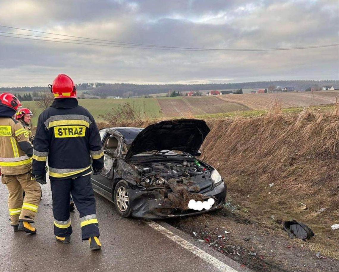 Na zdjęciu samochód osobowy, który dachował w miejscowości Zadroże