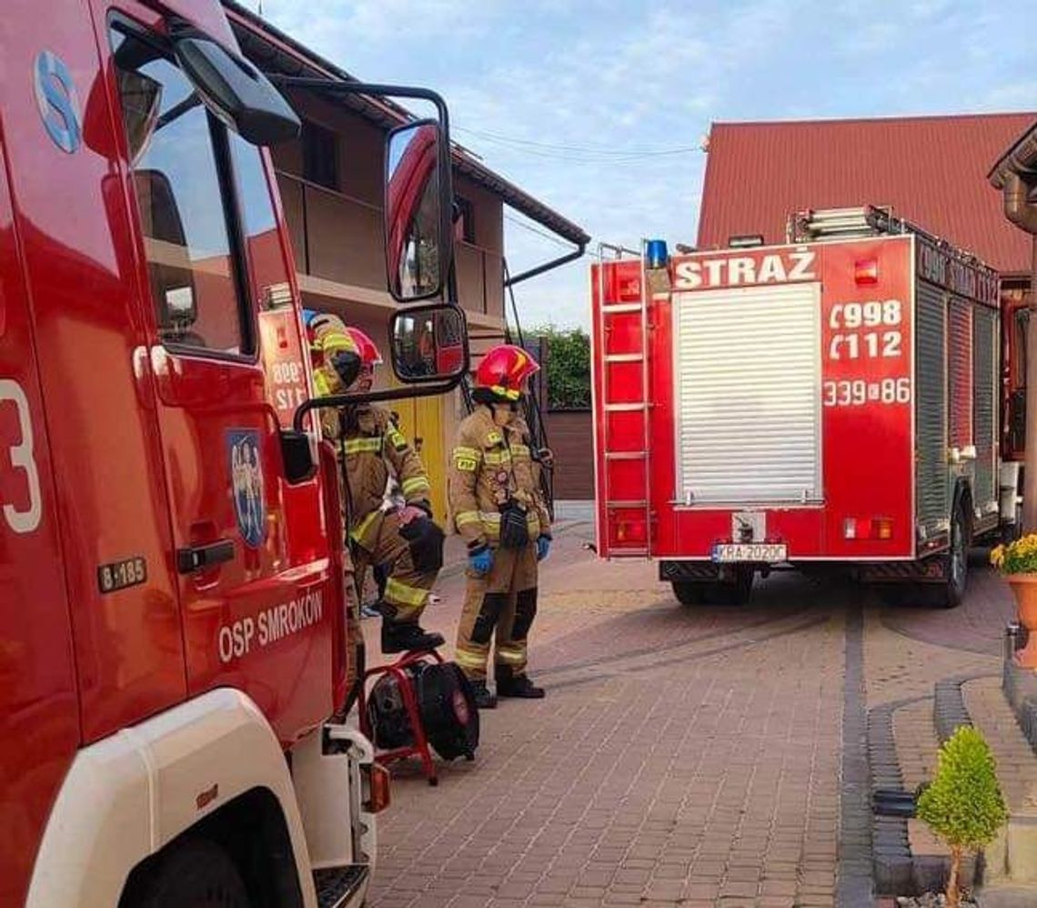 Na zdjęciu strażacy przybyli na miejsce akcji w miejscowości Orłów
