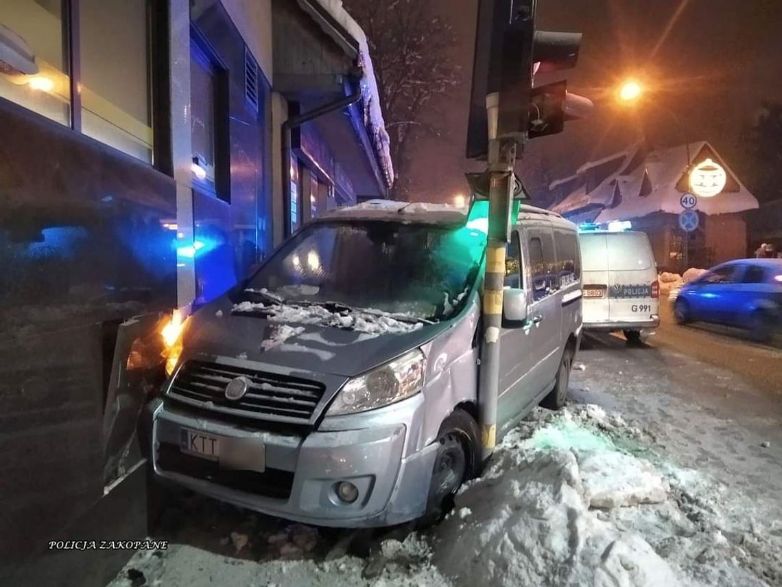 Zakopane. Bus TAXI uderzył w sygnalizator i ścianę budynku