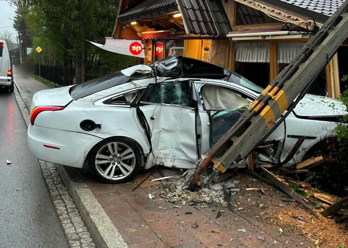 Zakopane, Podhale, powiat tatrzański, wypadek drogowy jedyny wypadek samochodowy, na sygnale, akcja ratunkowa