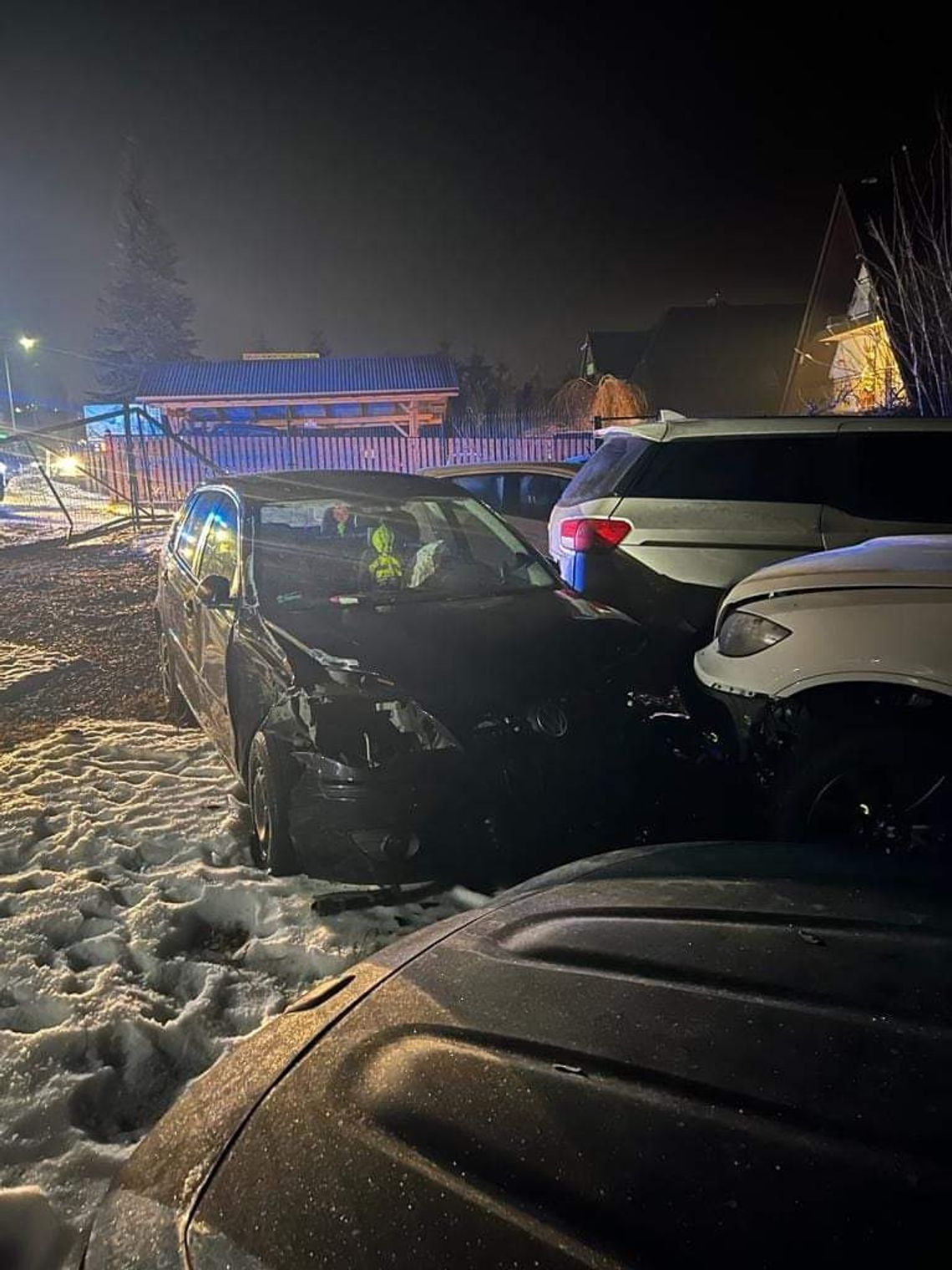 Zakopane. Samochód wypadł z zakopianki i wylądował w komisie (ZDJĘCIA)