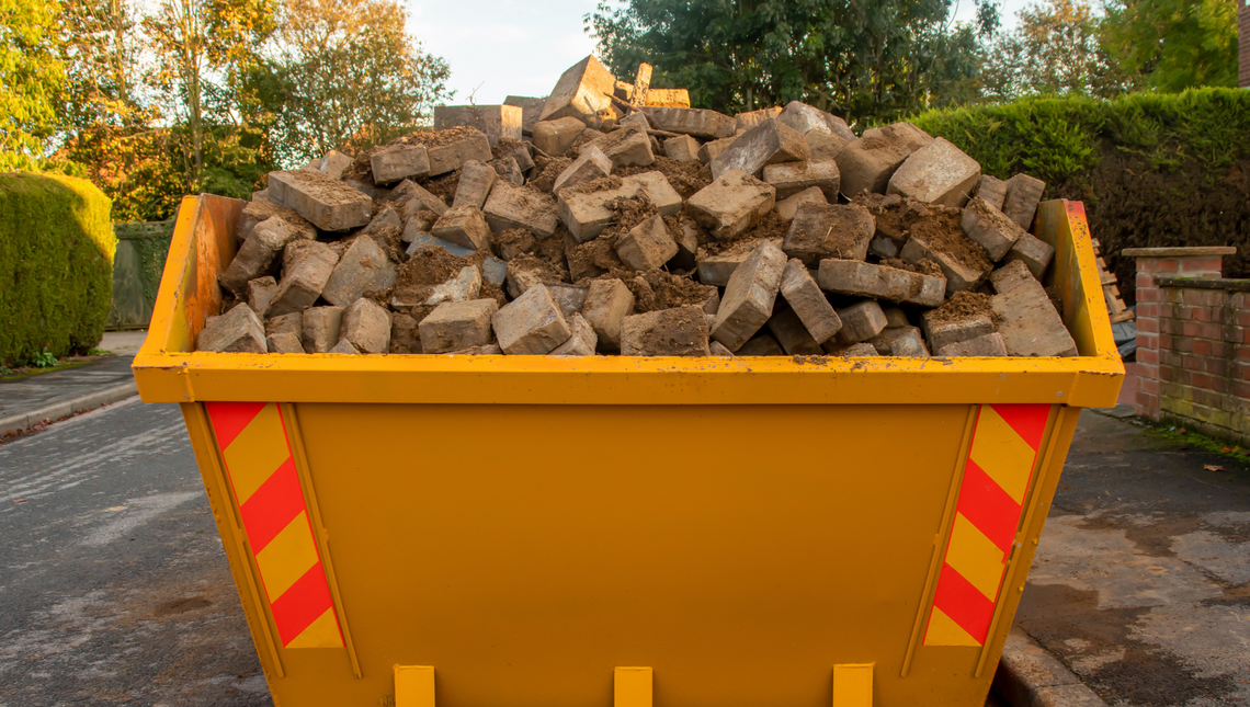 Zamawiamy kontener na gruz na Twoją budowę. Zobacz, jak zrobić to skutecznie!