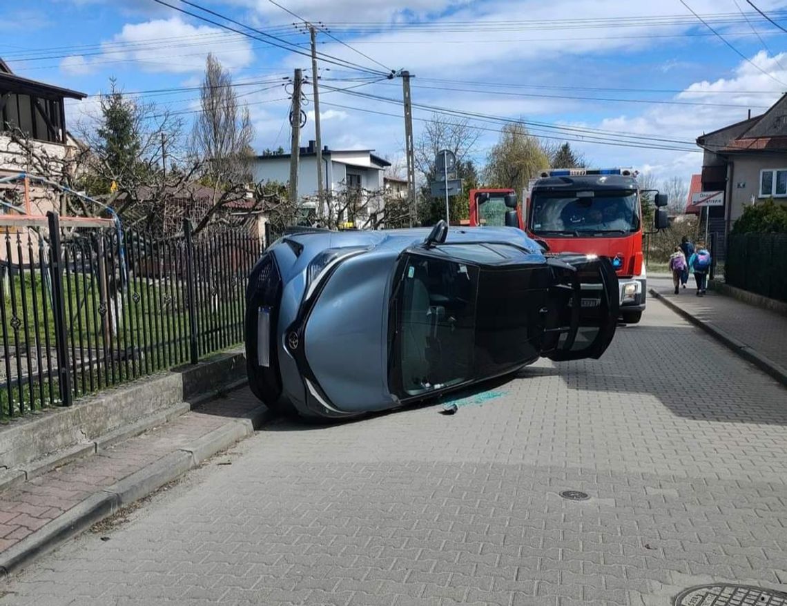 Zaparkował "na boku". Nietypowe zdarzenie w krakowskim Opatkowicach