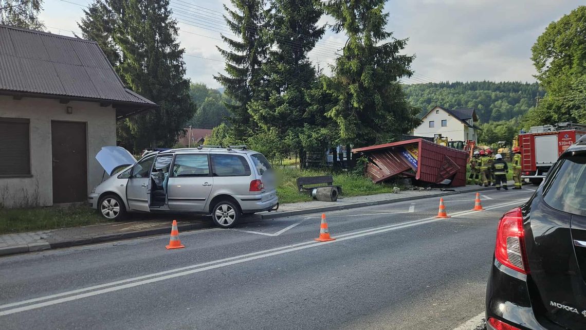Samochód uderzył w przystanek autobusowy.