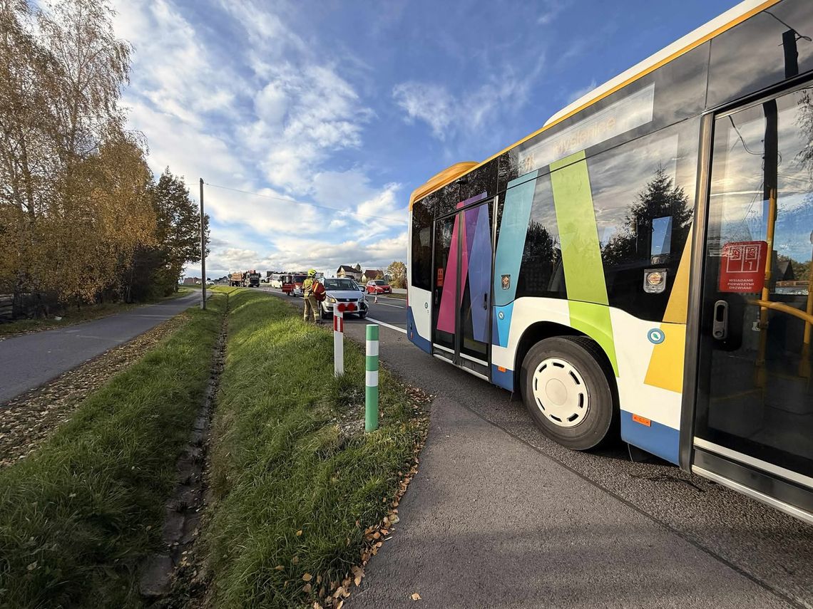Zakopianka, Krzyszkowice, wypadek na Zakopiance, wypadek w miejscowości Krzyszkowice, zderzenie autobusu z samochodem osobowym, utrudnienia