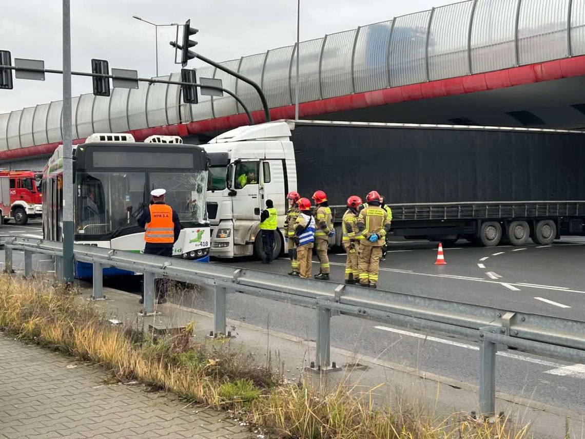 Zderzenie autobusu MPK z ciężarówką na Rondzie Ofiar Katynia [ZDJĘCIA]