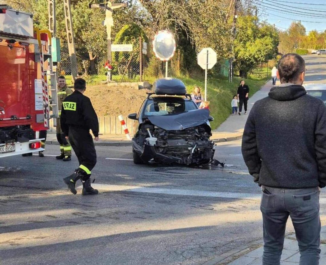 Zderzenie autobusu MPK z osobówką na ulicy Księcia Józefa w Krakowie