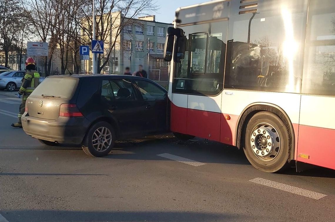 Zderzenie autobusu MPK z samochodem osobowym w Nowym Sączu