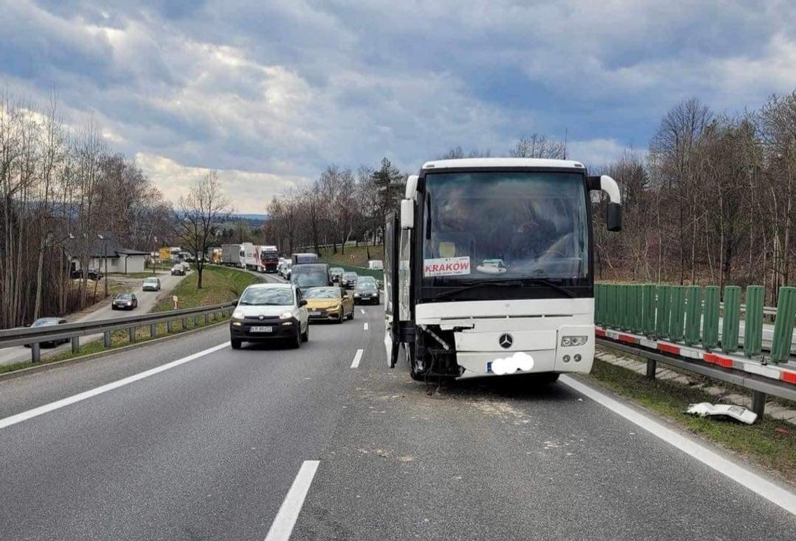 Na zdjęciu rozbity przód autobusu po wypadku na Zakopiance w Mogilanach