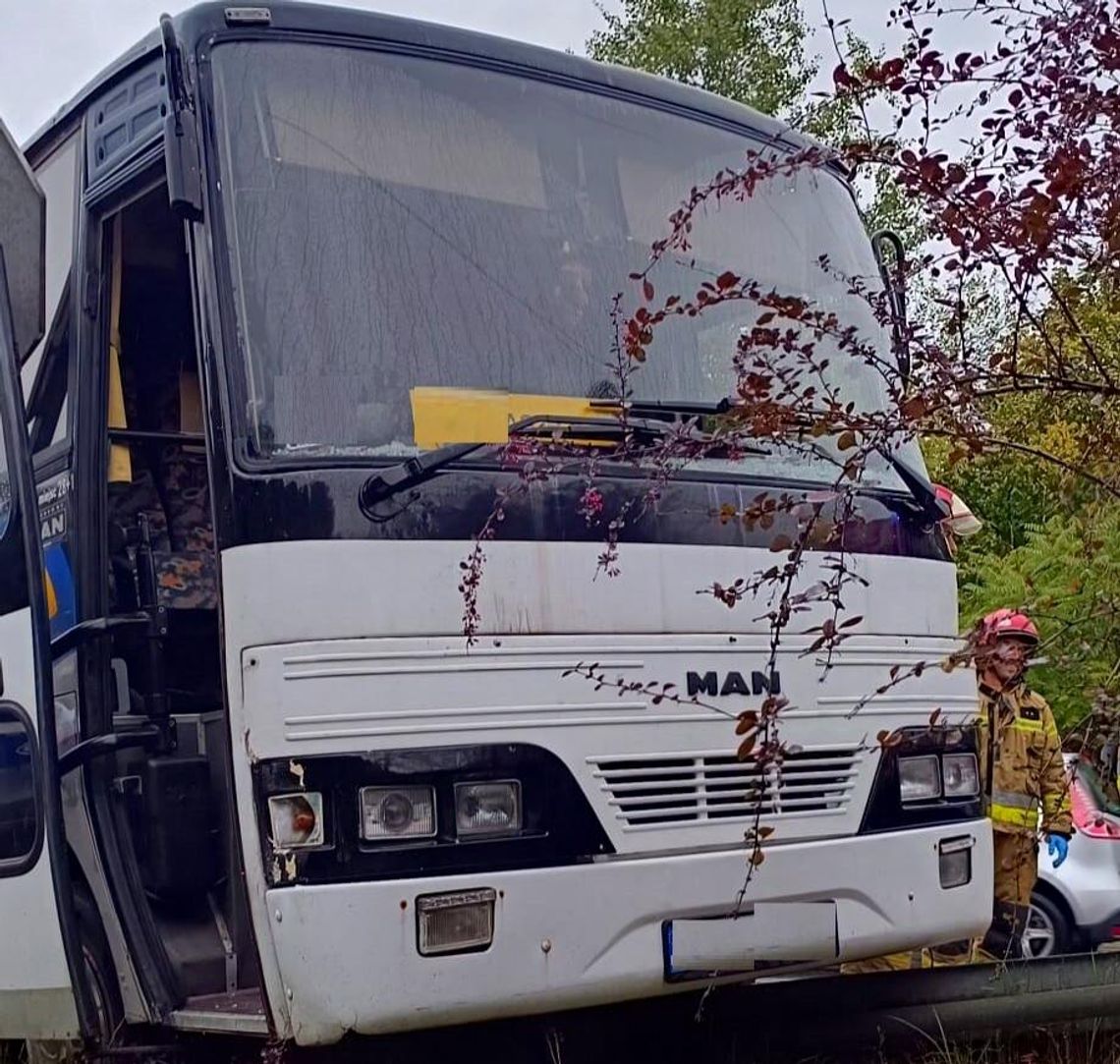 Zderzenie autokaru pracowniczego z ciężarówką w Babicach