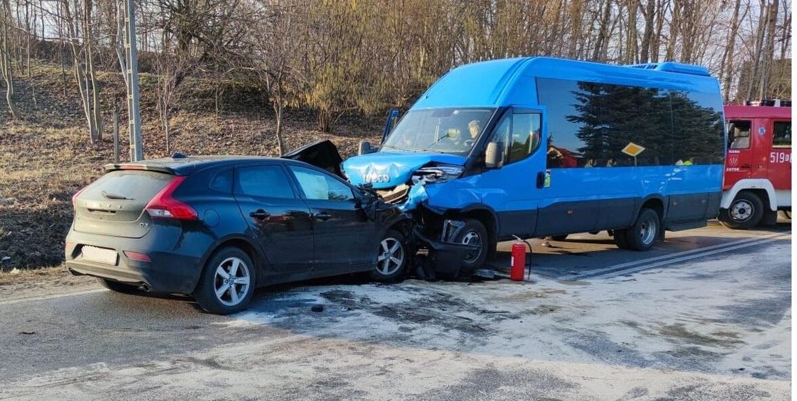 Zderzenie busa i samochodu osobowego w Zatorze. Cztery osoby ranne