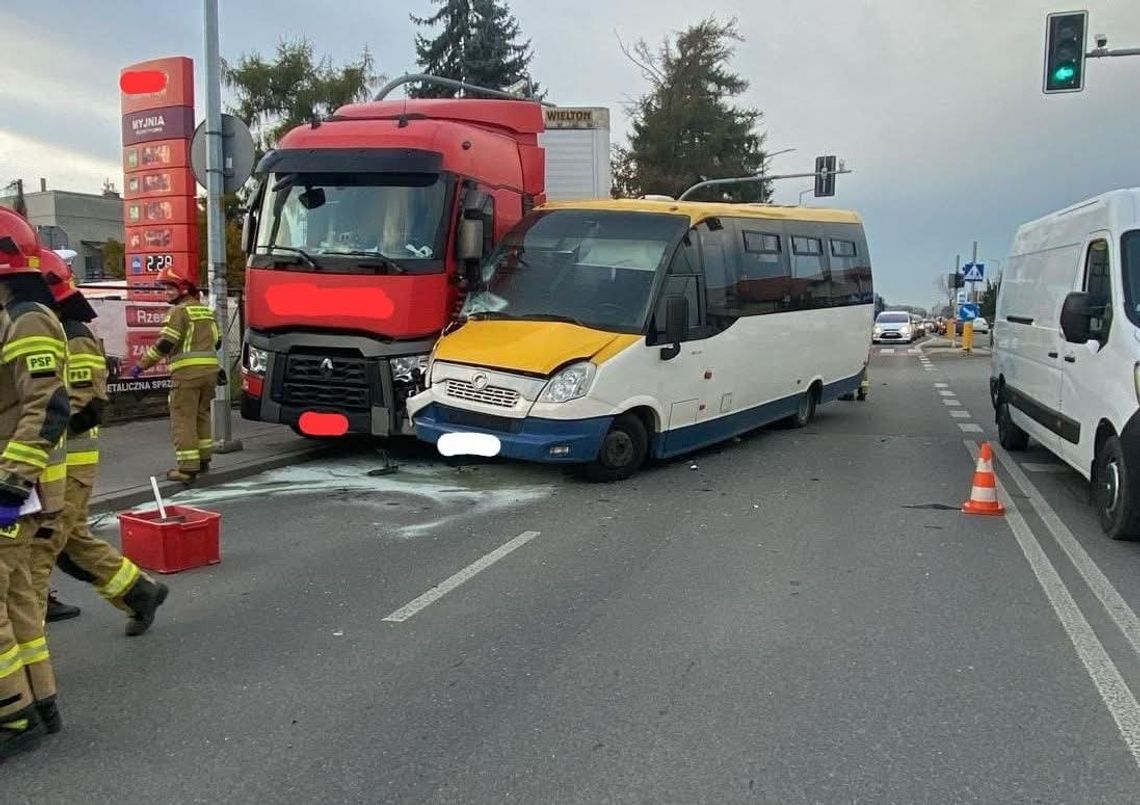 Tarnów, bus osobowy, na sygnale, samochód ciężarowy, ciężarówka, akcja ratunkowa, akcja ratownicza, powiat tarnowski