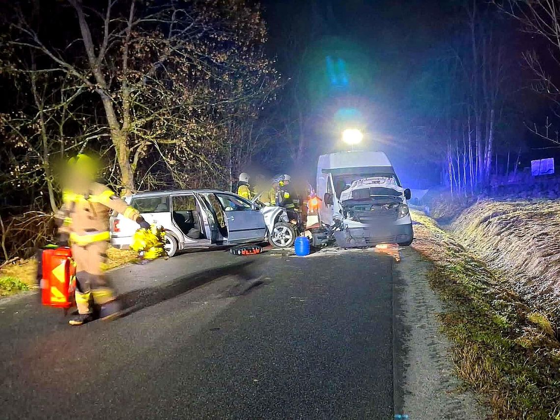 Łętownia, naprawa, wypadek samochodowy, zderzenie samochodu osobowego z dostawczym, powiat suski, straż pożarna, na sygnale