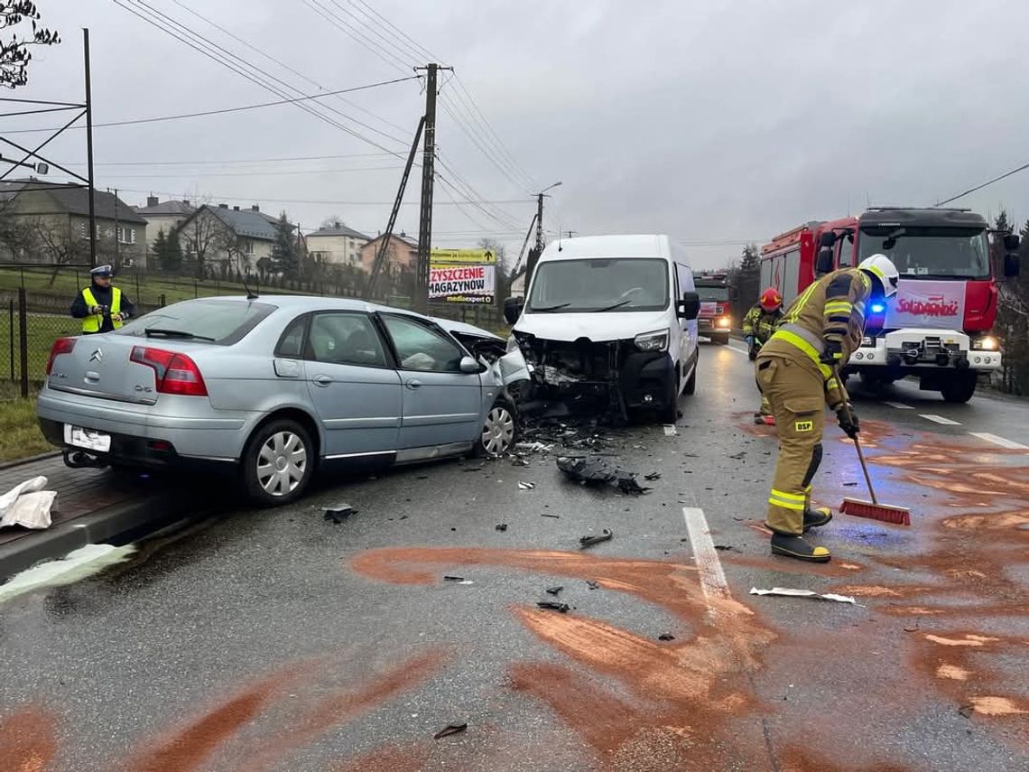 Zderzenie busa z samochodem osobowym w Łapczycy. DK94 zablokowana [FOTO]