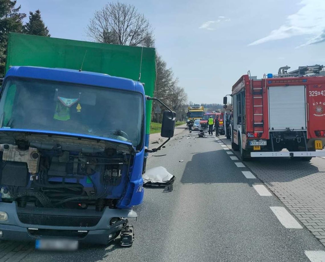 Zderzenie ciężarówki z osobówką na trasie Kraków-Olkusz (ZDJĘCIA)