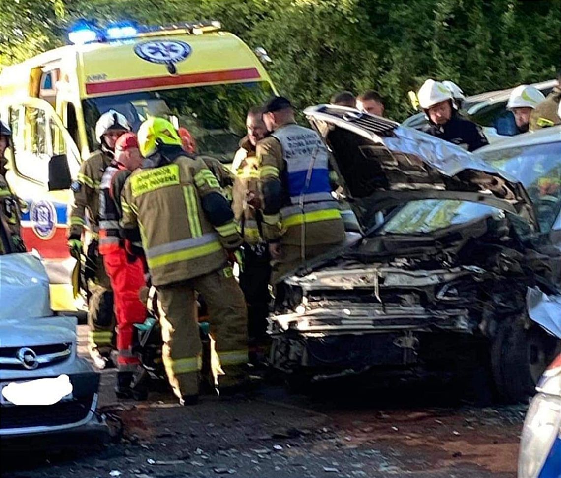 Na zdjęciu miejsce czołowego zderzenia dwóch samochodów w Bolechowicach