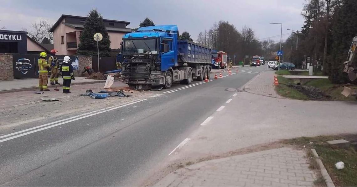 Na zdjęciu rozbity samochód ciężarowy po wypadku w Zabierzowie