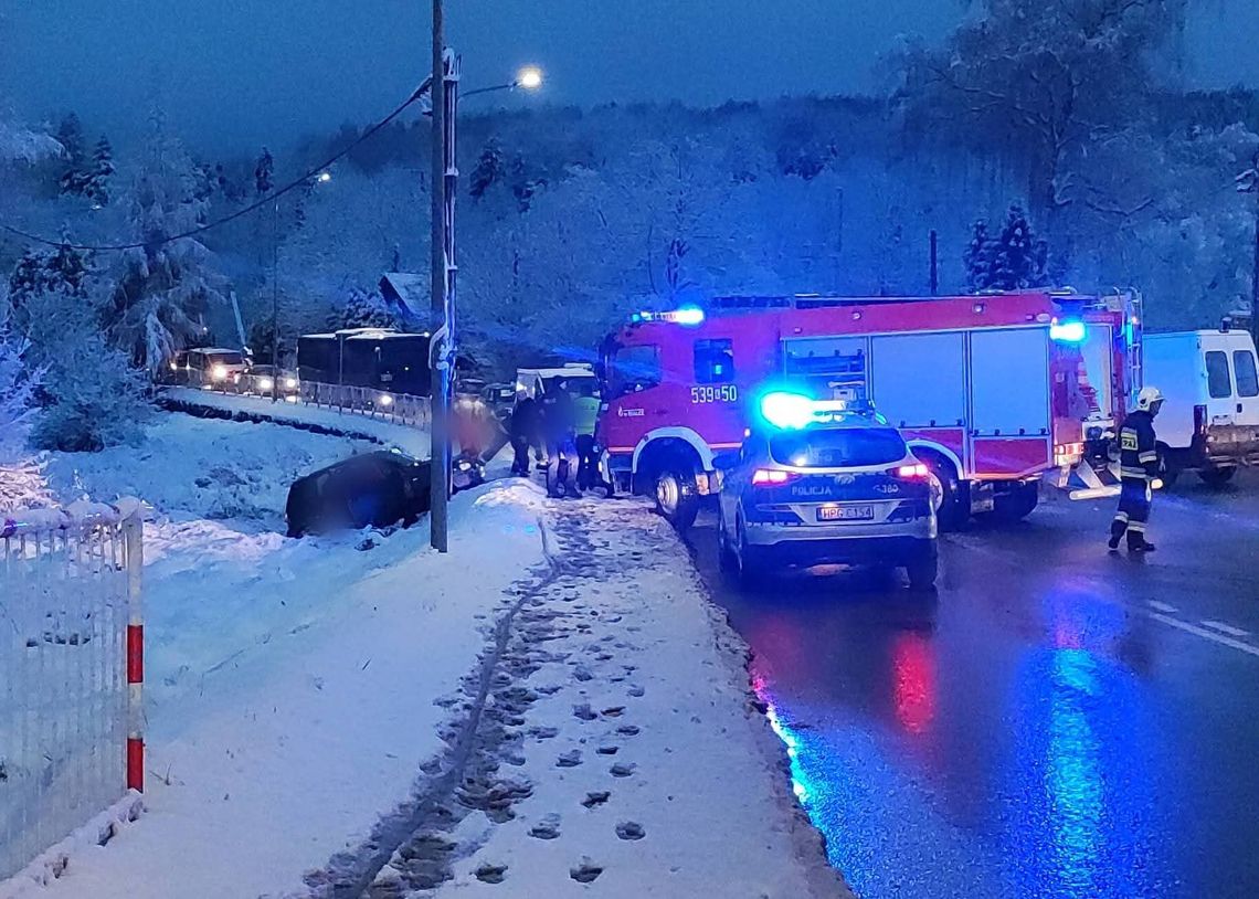 Białka, dk28, droga krajowa w Białce, wypadek w miejscowości białka, powiat suski, akcja ratunkowa, zimowe warunki, zderzenie dwóch samochodów osobowych