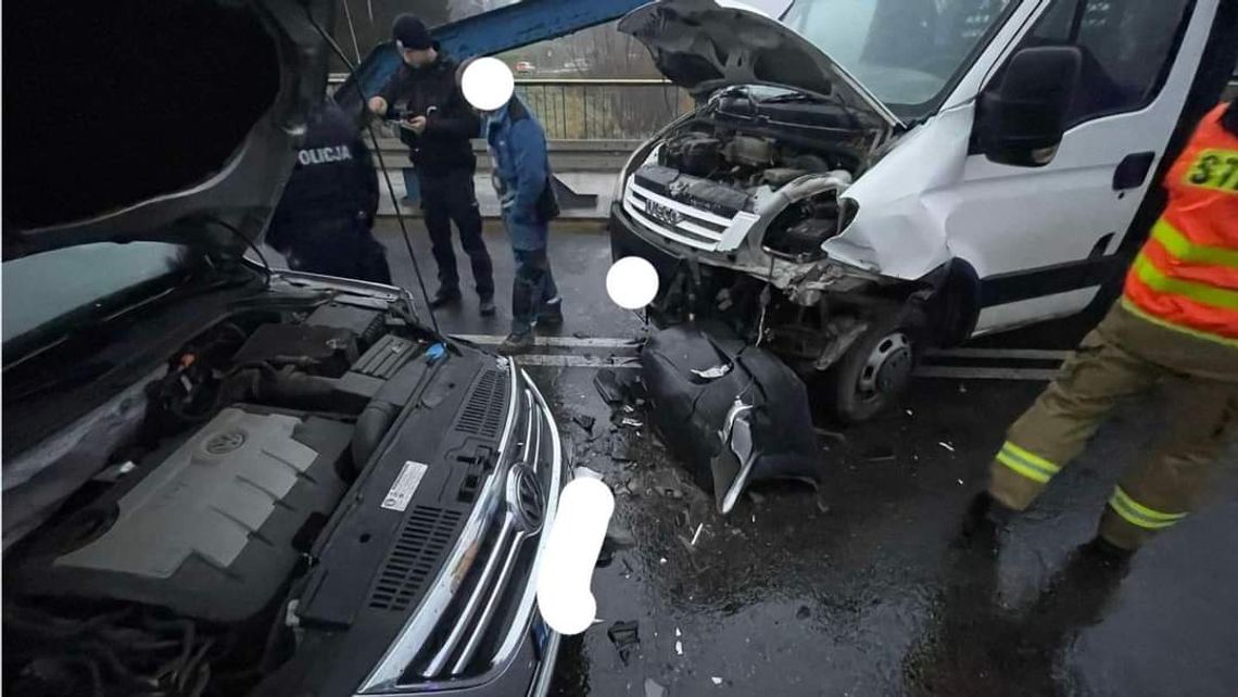 Zderzenie dwóch samochodów na moście w Tuchowie. Trudne warunki [FOTO]