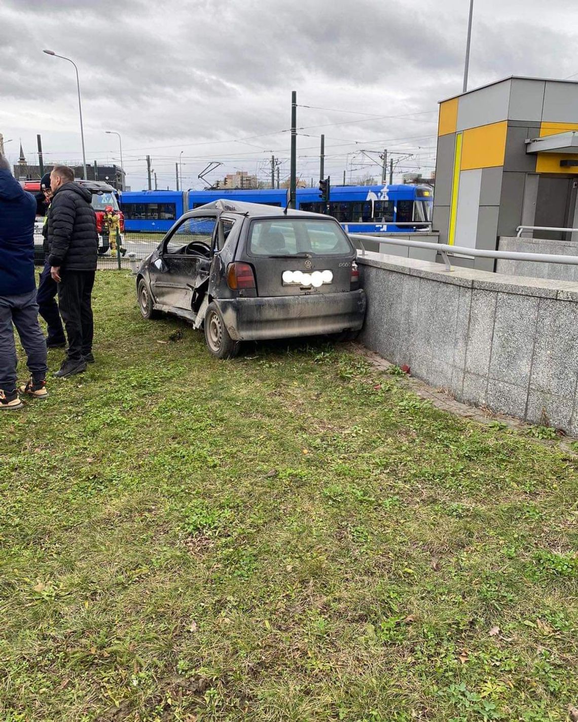 Na zdjęciu jeden z pojazdów uczestniczący w zderzeniu na Rondzie Czyżyńskim