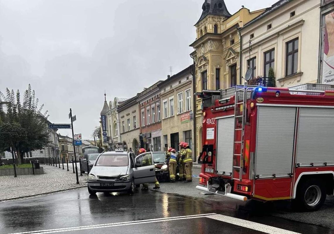 Zderzenie dwóch samochodów na Rynku w Brzesku