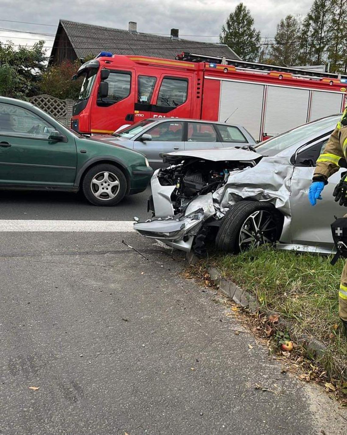 Rozbity samochód po zderzeniu w miejscowości Sieniczno