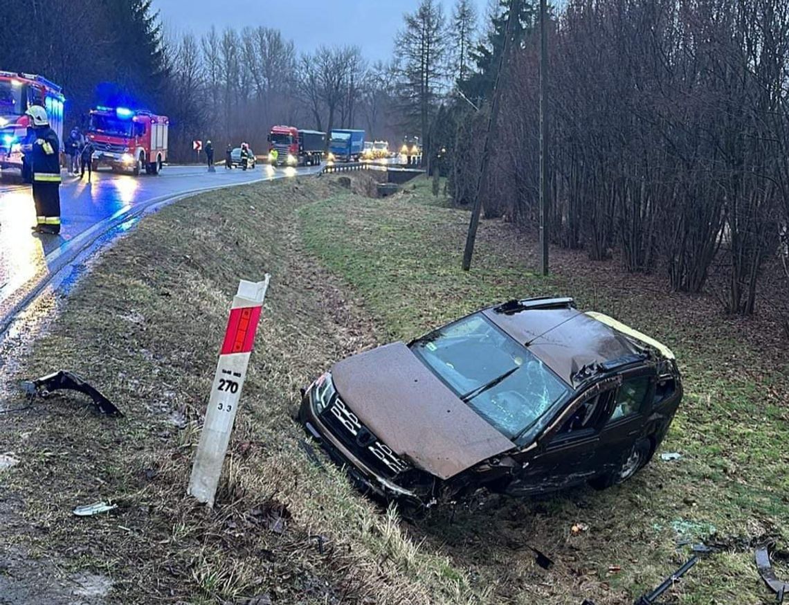 Na zdjęciu samochód, który wylądował w rowie po zdarzeniu w miejscowości Falniów