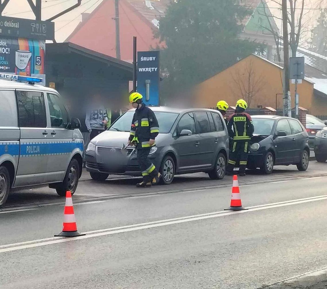 Kęty, powiat oświęcimski, zderzenie samochodów osobowych, wypadek samochodowy, wypadek drogowy, na sygnale