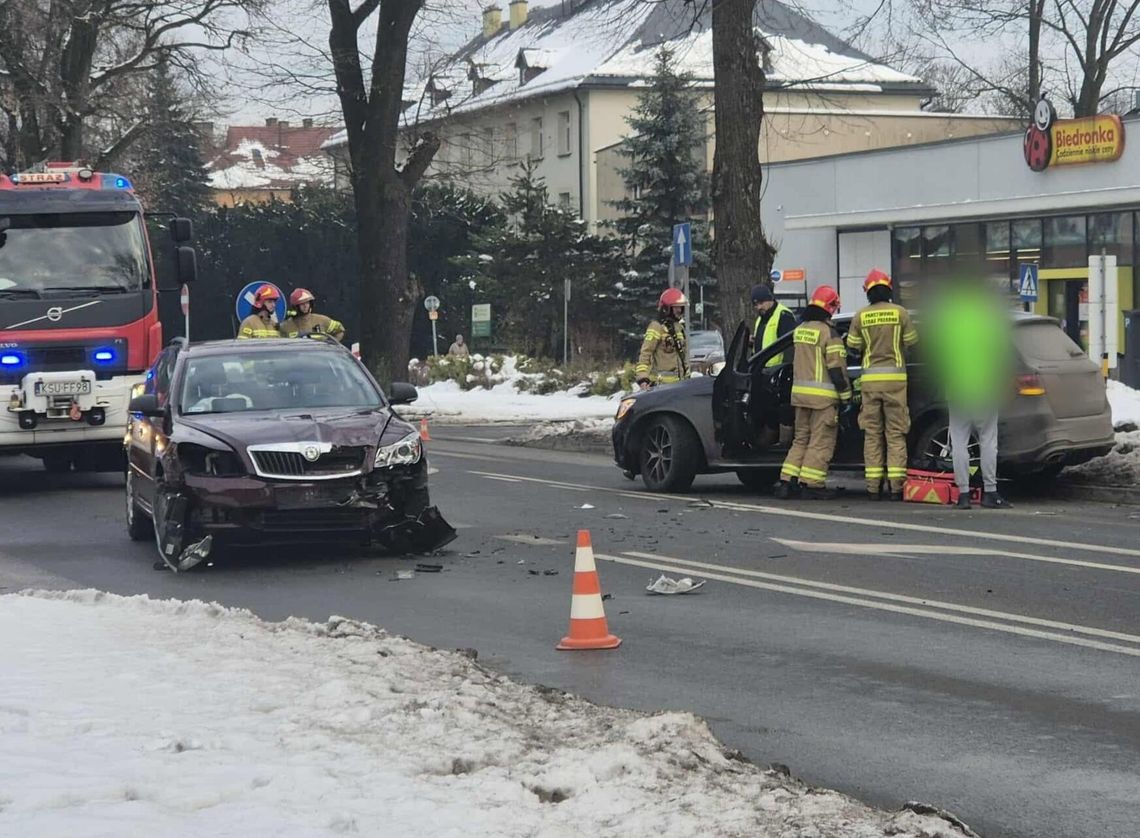 Sucha Beskidzka, na sygnale, akcja ratunkowa, akcja policji, wypadek drogowy, na sygnale, akcja ratownicza