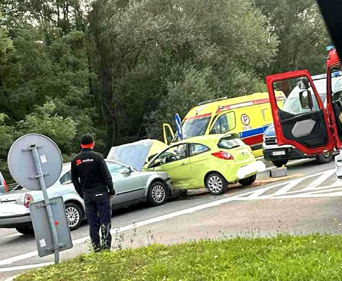 Brzesko, wypadek w Brzesku, wypadek w powiecie brzeskim, zderzenie dwóch samochodów osobowych w Brzesku, osoby ranne, akcja służb ratunkowych