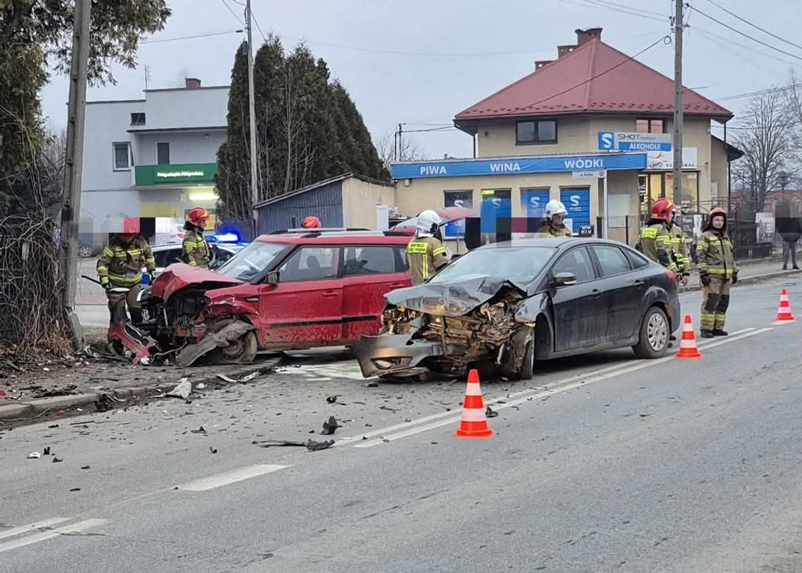 Zderzenie dwóch samochodów w Kalwarii Zebrzydowskiej. Trwa akcja służb [FOTO]