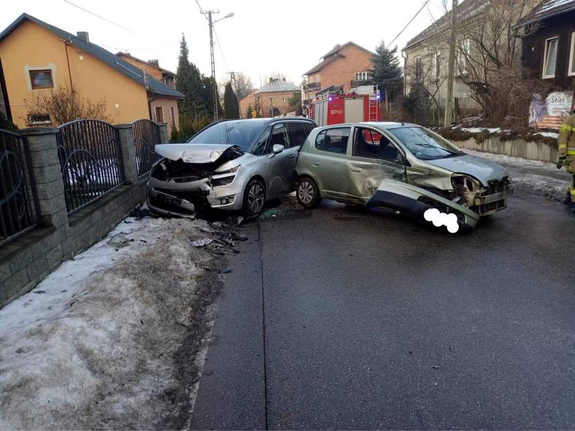 Na zdjęciu miejsce zderzenia samochodów osobowych w Skrzeszowicach