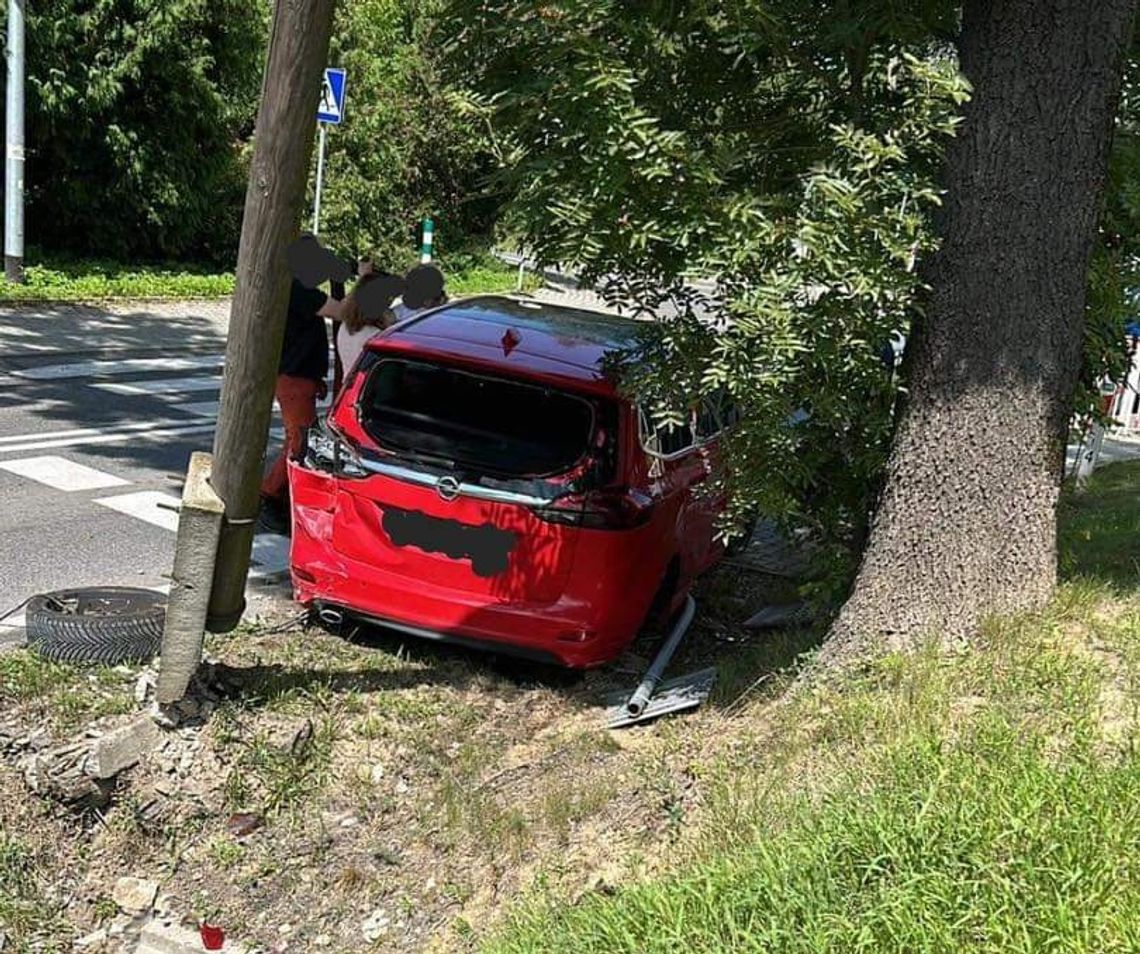 Na zdjęciu uszkodzony samochód osobowy, biorący udział w wypadku na terenie miejscowości Ratajów