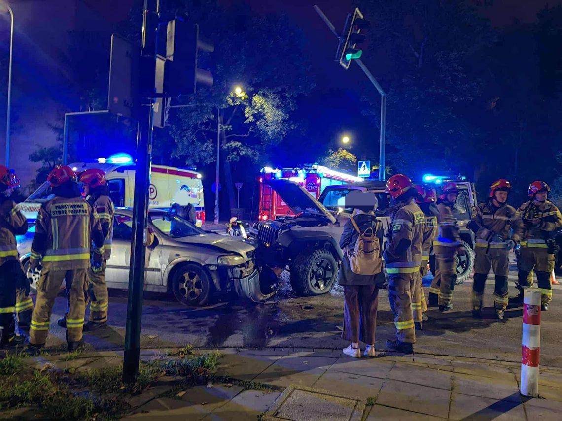 Aleja Kijowska, ulica Kazimierza Wielkiego, Kraków, wypadek drogowy, czołowe zderzenie, zderzenie na skrzyżowaniu, wypadek w Krakowie