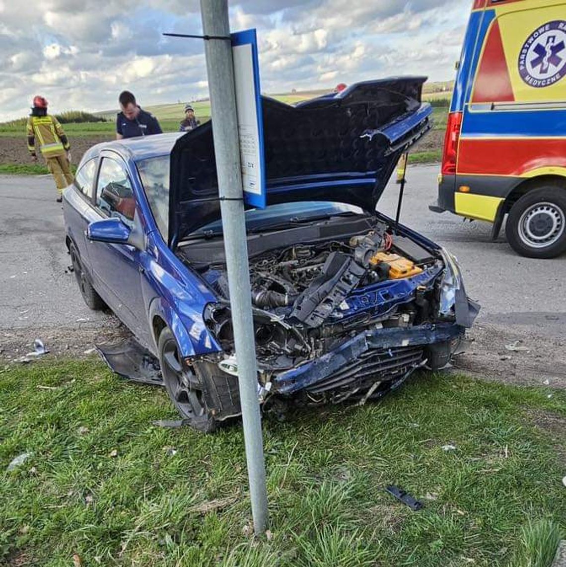 Na zdjęciu rozbity pojazd po wypadku w powiecie olkuskim