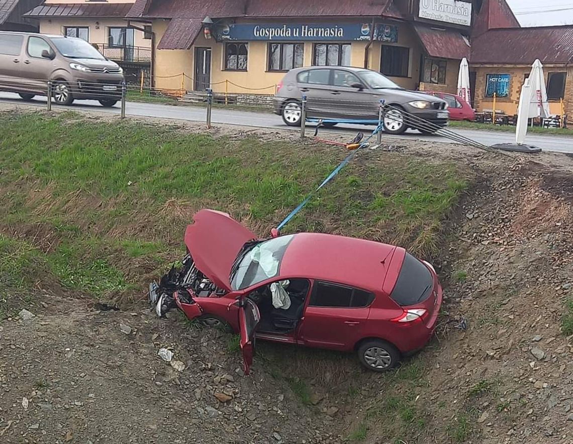 Zderzenie na zakopiance w Rdzawce. Samochód wpadł do rowu [ZDJĘCIA]