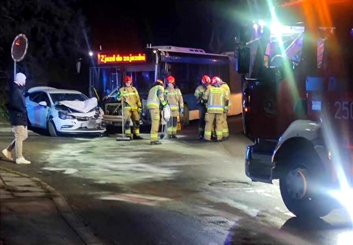 Zderzenie osobówki z autobusem MPK na Wzgórzach Krzesławickich [FOTO]