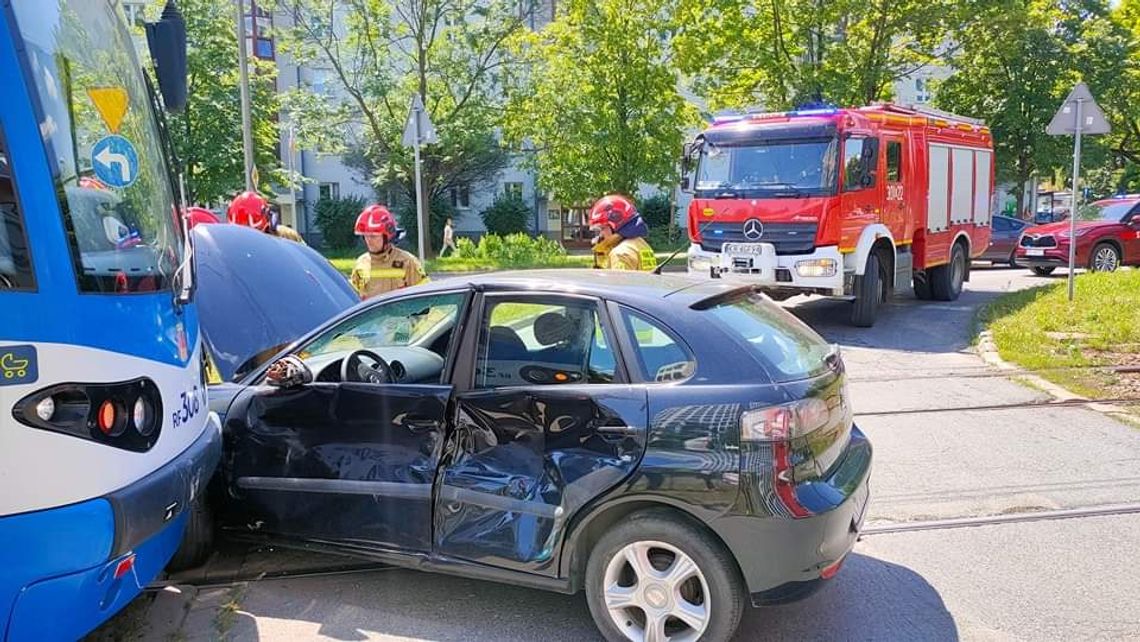 Na zdjęciu miejsce zderzenia osobówki z tramwajem na Alei Pokoju w Krakowie