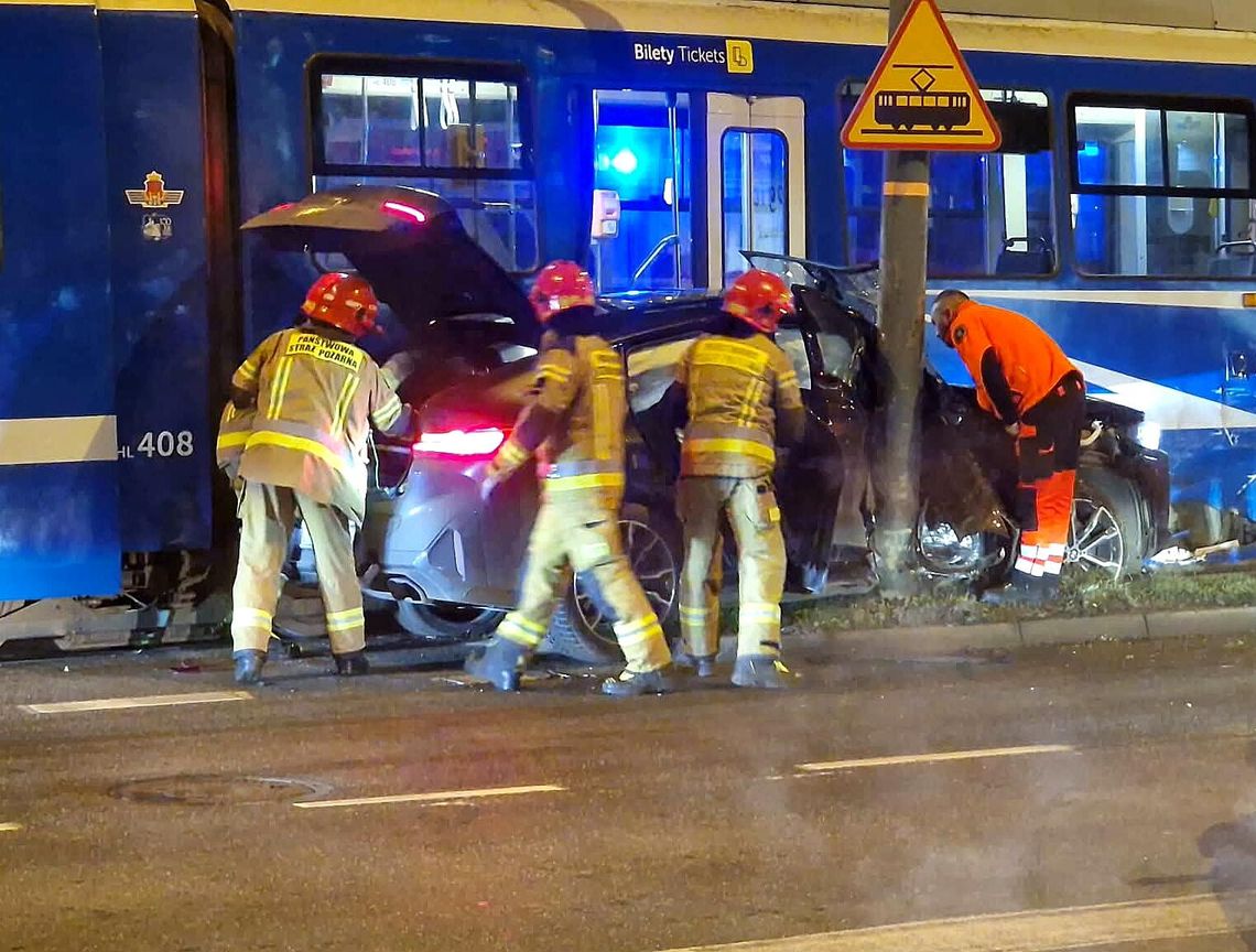Kraków, Mogilska, cystersów, zderzenie tramwaju samochodem osobowym, wypadek w Krakowie, zderzenie samochodu z tramwajem