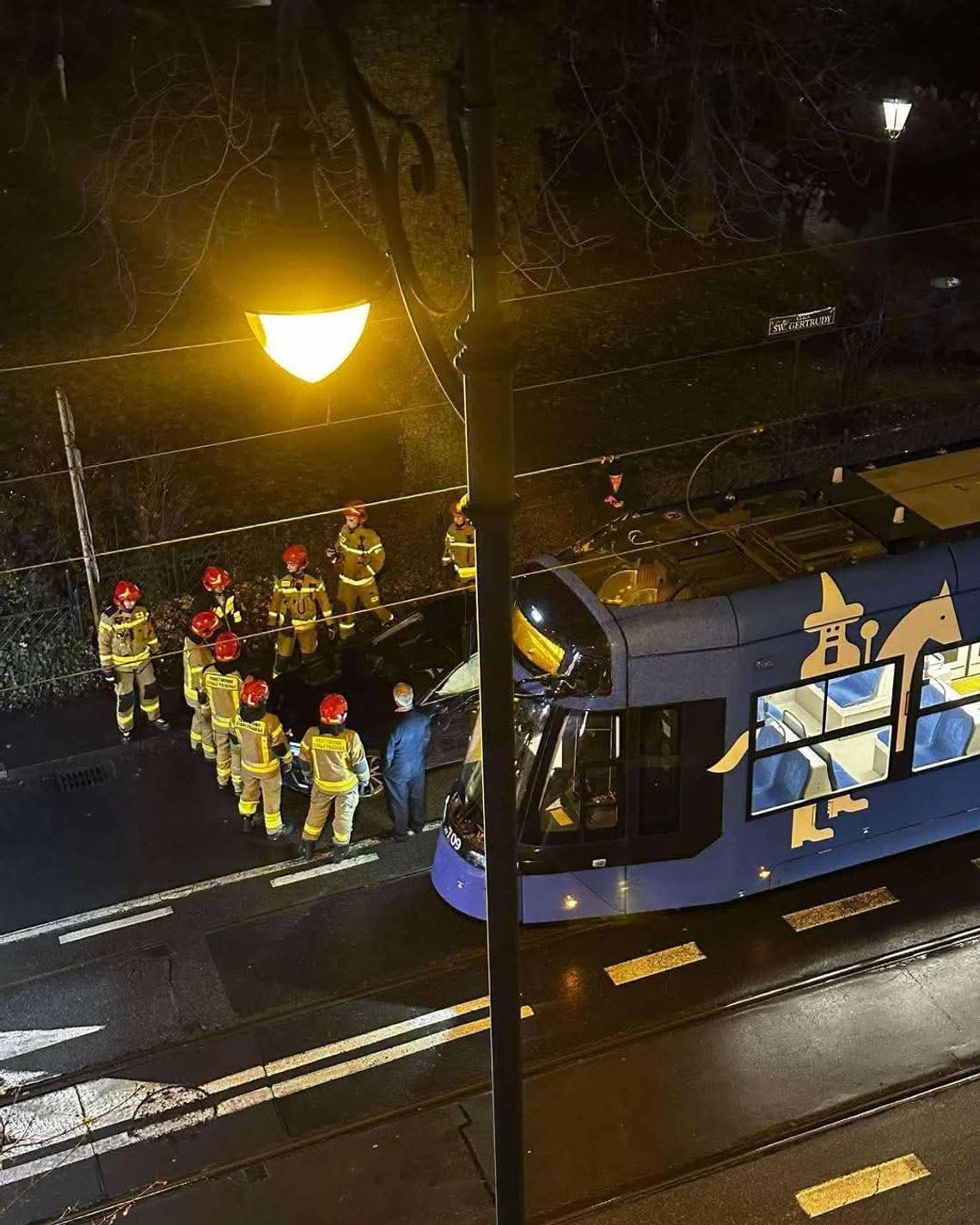 Zderzenie osobówki z tramwajem na ulicy św. Gertrudy w Krakowie [FOTO]