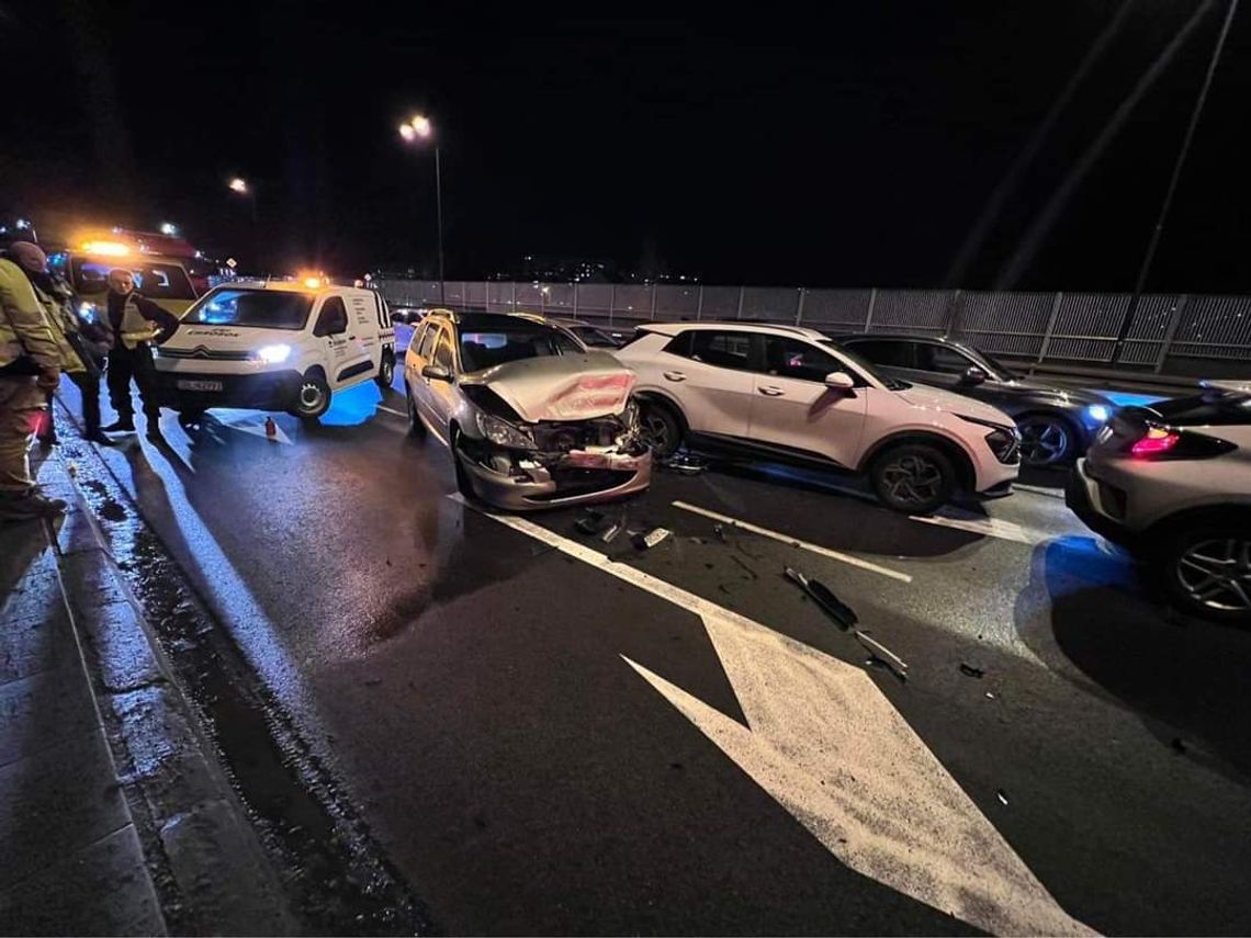 Na zdjęciu miejsce zderzenia trzech samochodów na ulicy Opolskiej w Krakowie