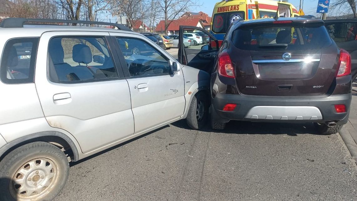 Olkusz, aleja tysiąclecia, wypadek w Olkuszu, zderzenie samochodu w Olkuszu, powiat olkuski, skręt do Lidla, kolizja dwóch samochodów