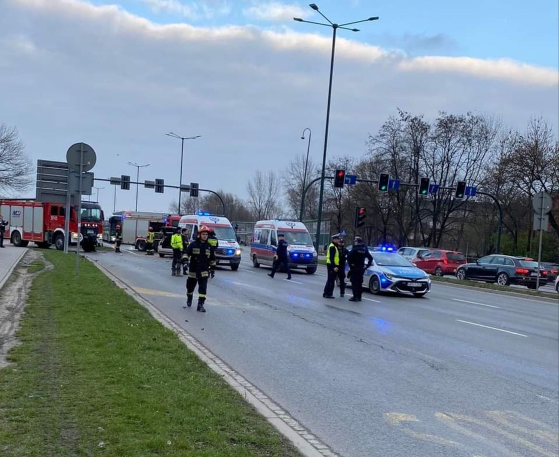 Na zdjęciu miejsce zderzenia radiowozu Policji z taksówką na ulicy Bora Komorowskiego w Krakowie