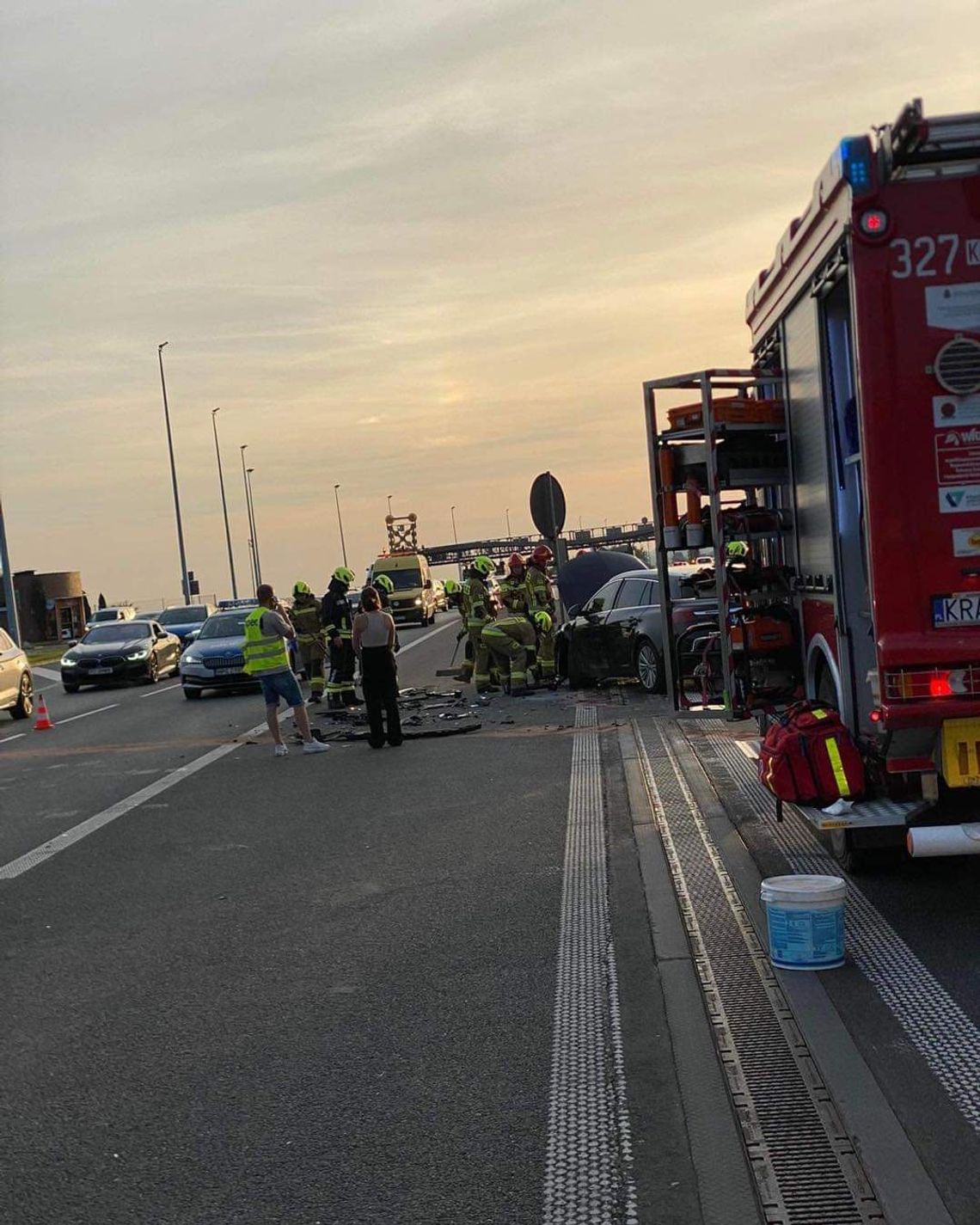 Na zdjęciu miejsce nietypowego zdarzenia na autostradzie A4 w Balicach