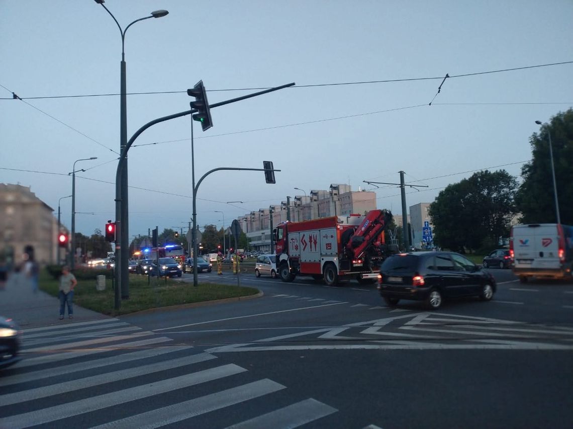 Plac Centralny w Nowej Hucie, Kraków, zderzenie samochodów osobowych, Nowa Huta, wypadek drogowy, akcja ratunkowa