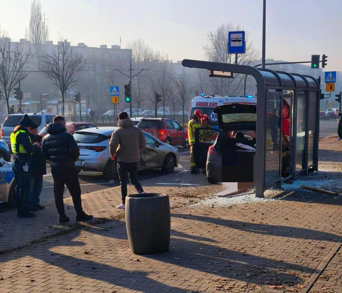 Kraków, wypadek w Krakowie, Aleja Pokoju, na sygnale, wypadek drogowy, wypadek samochodowy, akcja ratunkowa, akcja służb ratunkowych,