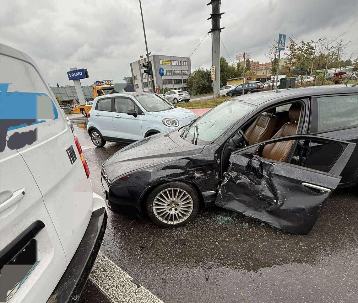 Kraków, wypadek drogowy, ulica Opolska, ulica Władysława Łokietka, akcja ratunkowa, akcja ratownicza, zdarzenie drogowe