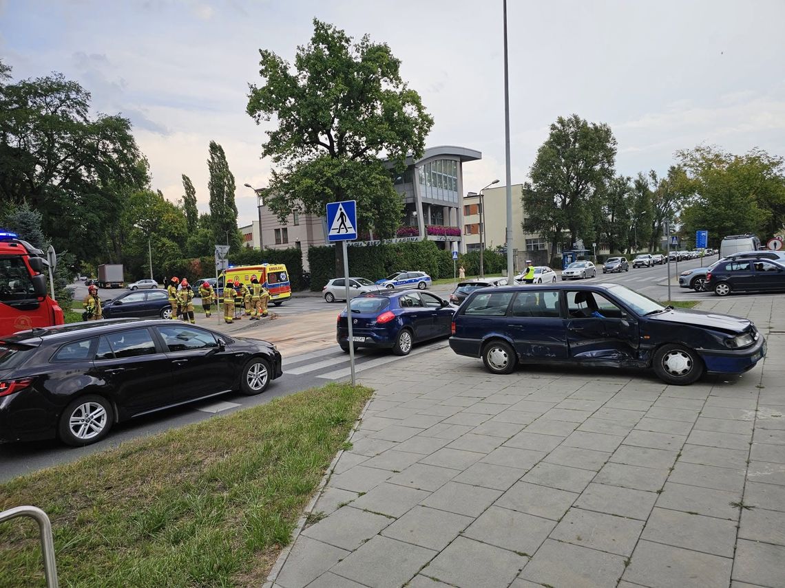 Wypadek w Krakowie, Kraków, Nowa Huta, zderzenie samochodów w Krakowie, straż pożarna, pogotowie ratunkowe, policja